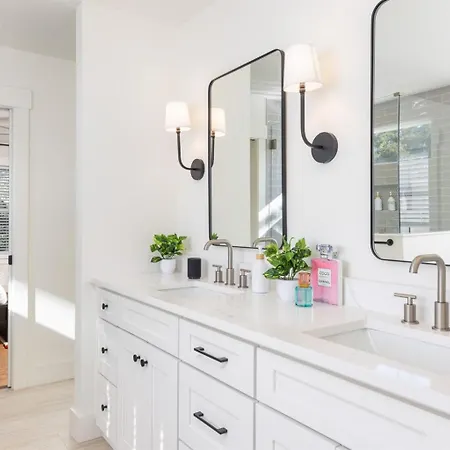 Bold Uptown Retreat - Hot Tub - 6 Beds