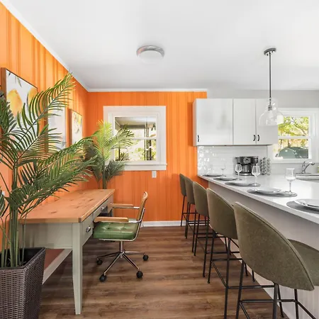 Holiday home Pool Oasis With Hot Tub, Pickleball Court And Games Near Uptown