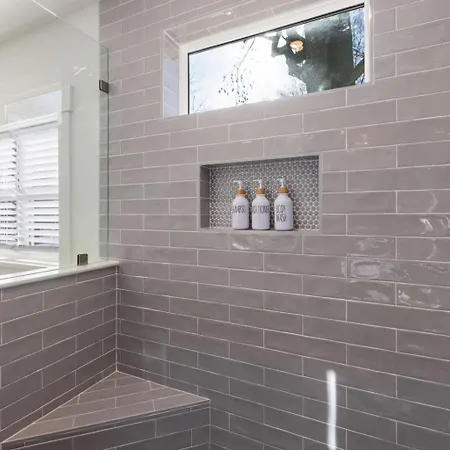 Bold Uptown Retreat - Hot Tub - 6 Beds *