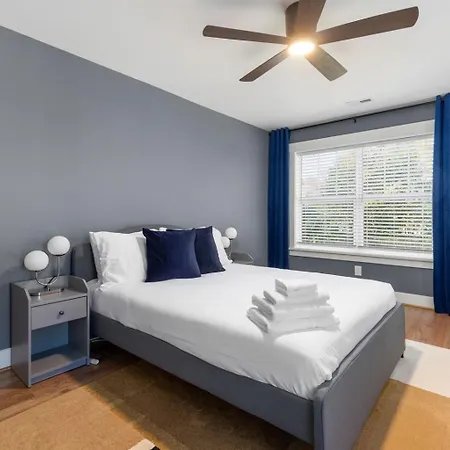 Bold Uptown Retreat - Hot Tub - 6 Beds Holiday home