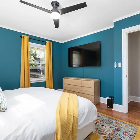 Pool Oasis With Hot Tub, Pickleball Court And Games Near Uptown Holiday home *