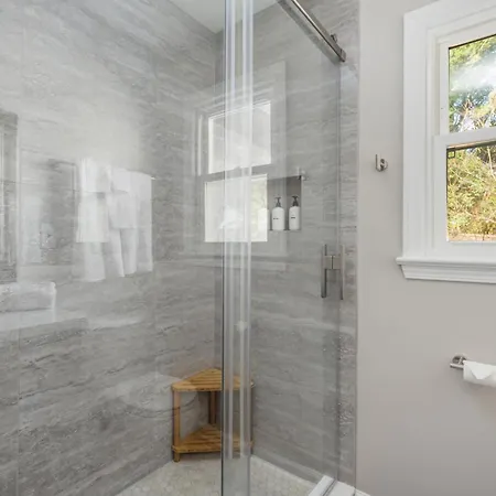 Holiday home Pool Oasis With Hot Tub, Pickleball Court And Games Near Uptown