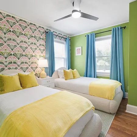 Holiday home Pool Oasis With Hot Tub, Pickleball Court And Games Near Uptown Charlotte