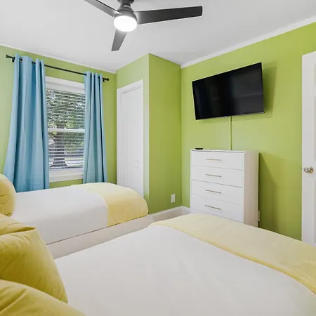 Pool Oasis With Hot Tub, Pickleball Court And Games Near Uptown Holiday home Charlotte