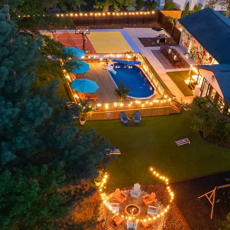 Pool Oasis With Hot Tub, Pickleball Court And Games Near Uptown