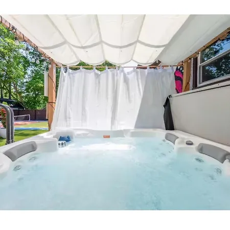 Pool Oasis With Hot Tub, Pickleball Court And Games Near Uptown