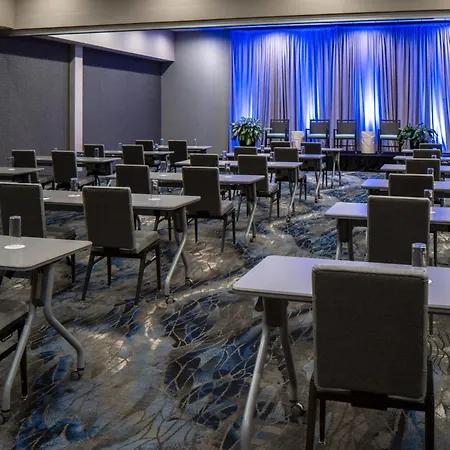 Hotel Fairfield & By Marriott Uptown 3*