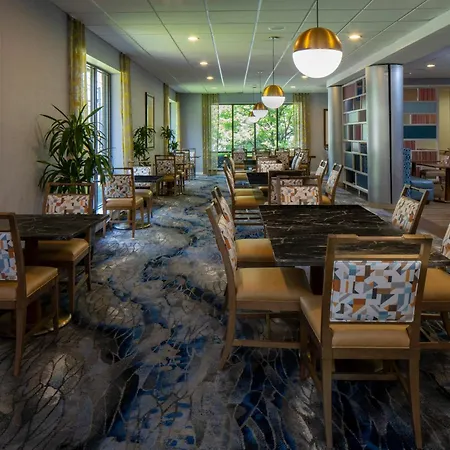 Fairfield & By Marriott Uptown 3*