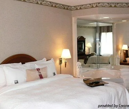 Hampton Uptown Hotel 3*