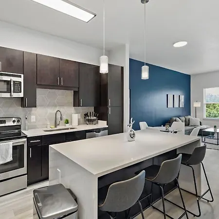 Apartment Stylish, 5 Min To Dt, Parking, Gym , Wd, Sleeps 6 *