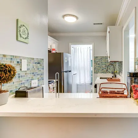 Holiday home 3 Mi To Bojangles Coliseum Townhome With Patio! Charlotte