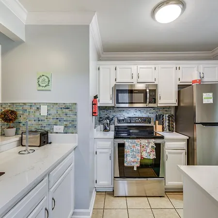 3 Mi To Bojangles Coliseum Townhome With Patio!