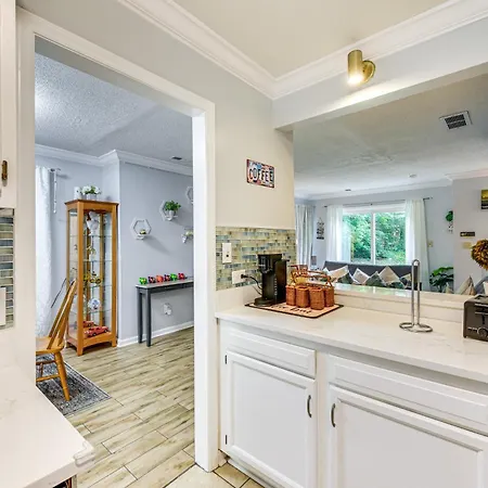 3 Mi To Bojangles Coliseum Townhome With Patio! Holiday home