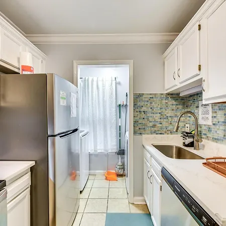 3 Mi To Bojangles Coliseum Townhome With Patio! * Charlotte
