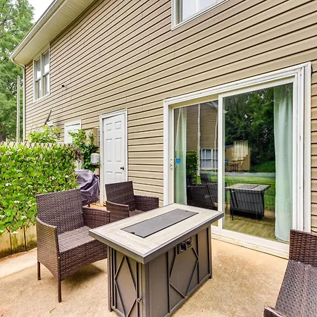 3 Mi To Bojangles Coliseum Townhome With Patio!