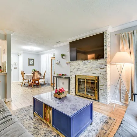 Holiday home 3 Mi To Bojangles Coliseum Townhome With Patio! *