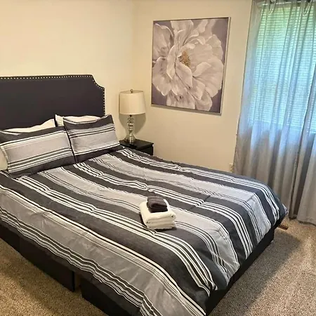 Holiday home Spacious 4br - 10 Min To Uptown - Yard - Pets Ok