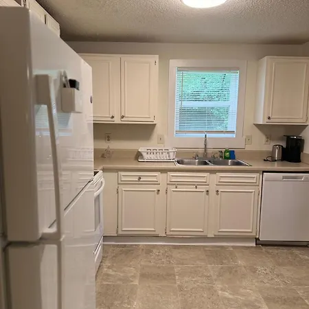 Spacious 4br - 10 Min To Uptown - Yard - Pets Ok Holiday home
