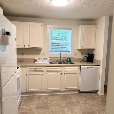 Spacious 4br - 10 Min To Uptown - Yard - Pets Ok Holiday home *
