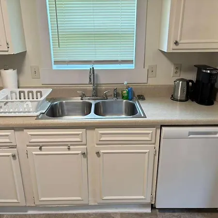 Spacious 4br - 10 Min To Uptown - Yard - Pets Ok *
