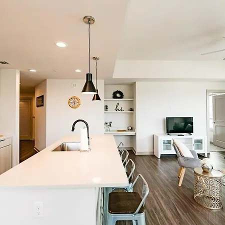 2br Fully Furnished Uptown - Boa Stadium Apts *