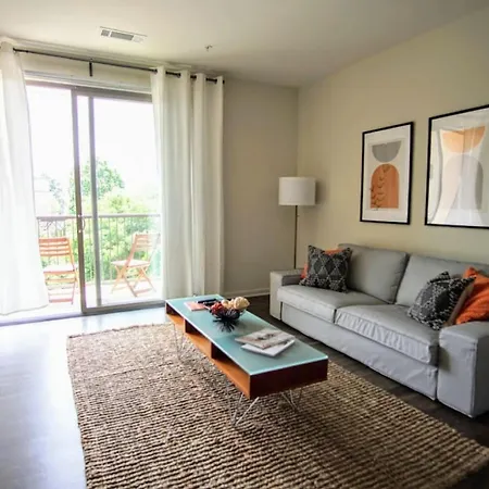 League Flats Uptown At West Trade Street *