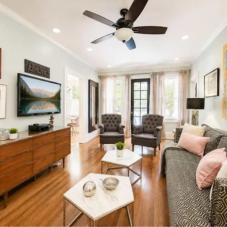 2 Bedroom In Myers Park With Comfortable Screened Porch Holiday home Charlotte