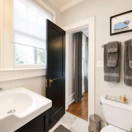 Holiday home 2 Bedroom In Myers Park With Comfortable Screened Porch Charlotte