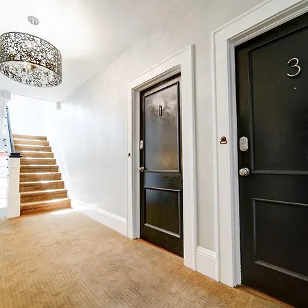 2 Bedroom In Myers Park With Comfortable Screened Porch