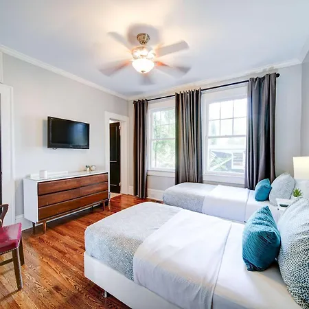 2 Bedroom In Myers Park With Comfortable Screened Porch