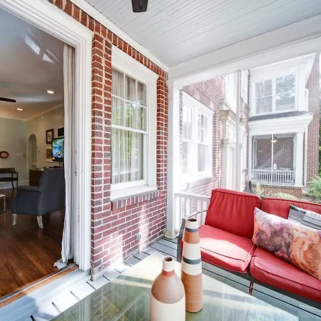 2 Bedroom In Myers Park With Comfortable Screened Porch Holiday home Charlotte