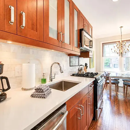 2 Bedroom In Myers Park With Comfortable Screened Porch Holiday home *