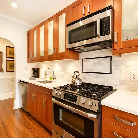 2 Bedroom In Myers Park With Comfortable Screened Porch Holiday home Charlotte