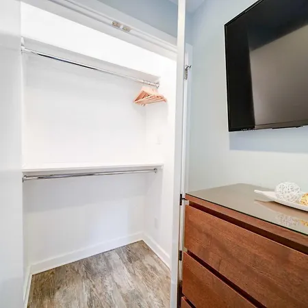 Comfortable And Stylish Near Myers Park Holiday home