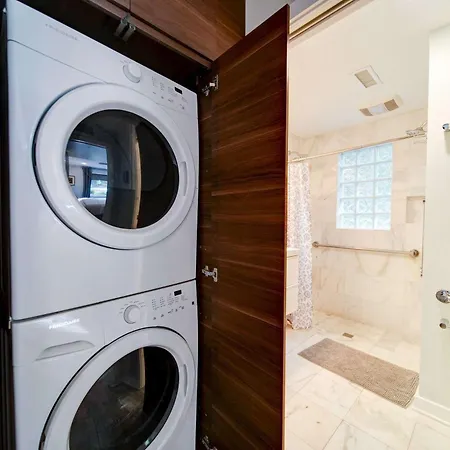 Comfortable And Stylish Near Myers Park Holiday home *