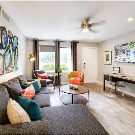 Comfortable And Stylish Near Myers Park *