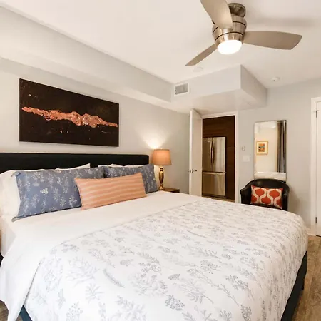 Comfortable And Stylish Near Myers Park Holiday home