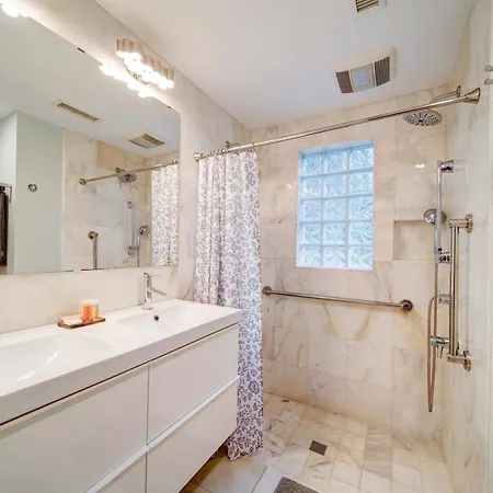 Comfortable And Stylish Near Myers Park Holiday home