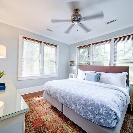 Holiday home Contemporary Gem In The Heart Of Myers Park