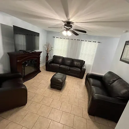 Family House With Jacuzzi Holiday home Charlotte