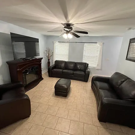 Family House With Jacuzzi Holiday home Charlotte