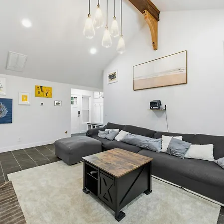 Bedrooms With Private Bath - 12min From Uptown Guest house Charlotte