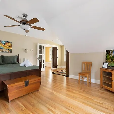 Outdoor Oasis In Popular Plaza Midwood