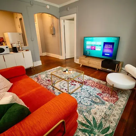 Uptown Funk Getaway With Parking & Walk To Stadiums, Nightlife Apartment