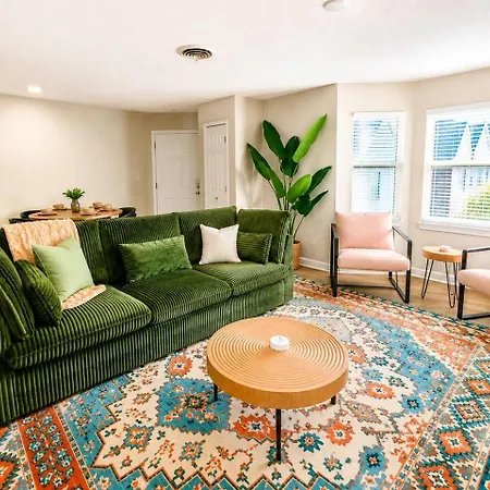 Apartment Uptown Luxe Retreat With Parking & Walk To Center