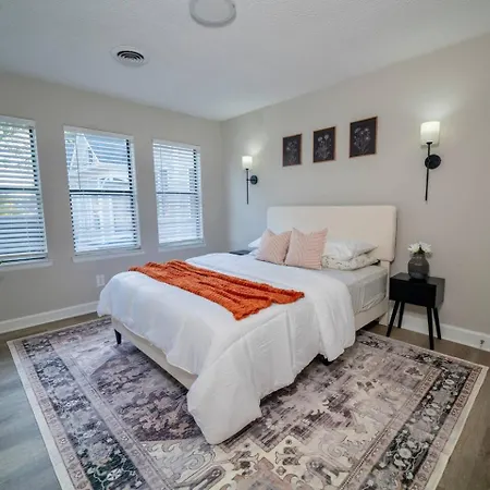 Uptown Luxe Retreat With Parking & Walk To Center Apartment