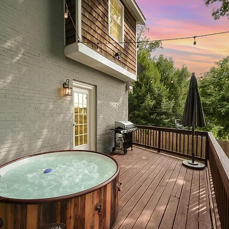 Luxury South End Retreat - Hot Tub - 4 Bedrooms *