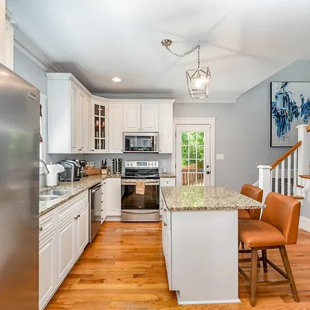 Luxury South End Retreat - Hot Tub - 4 Bedrooms Charlotte