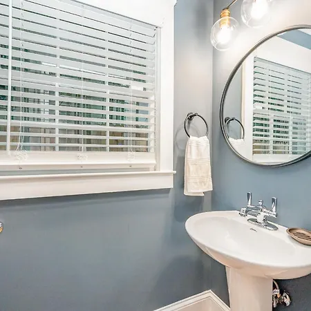 Luxury South End Retreat - Hot Tub - 4 Bedrooms * Charlotte