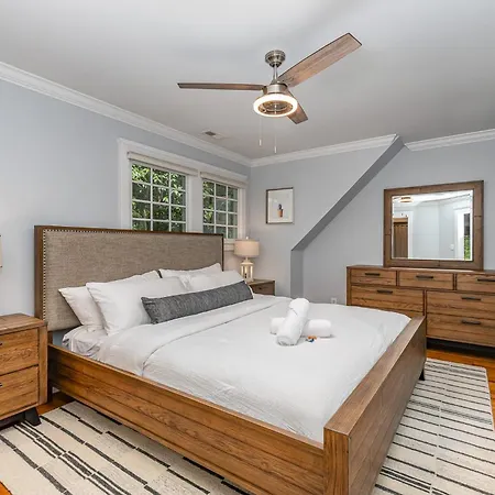 Luxury South End Retreat - Hot Tub - 4 Bedrooms *